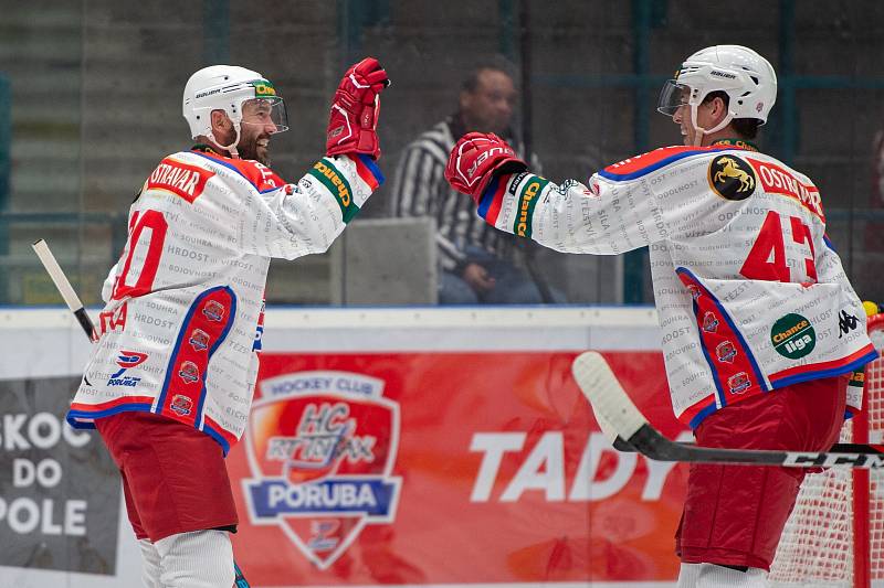 Prvoligové derby Poruba - Havířov (v modrém).