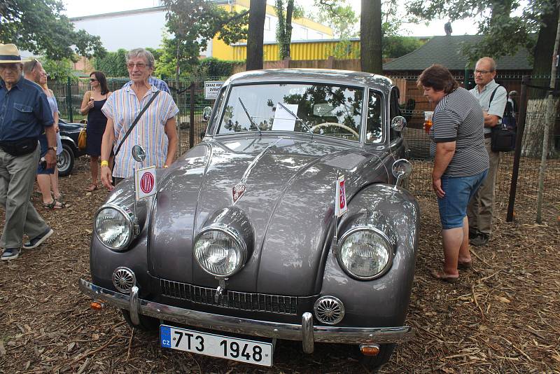 Do Bohumína se v sobotu 3. srpna 2019 sjelo na 122 historických vozů na setkání řidičů starých aut a motocyklů, které pořádal Veteran car club Ostrava.