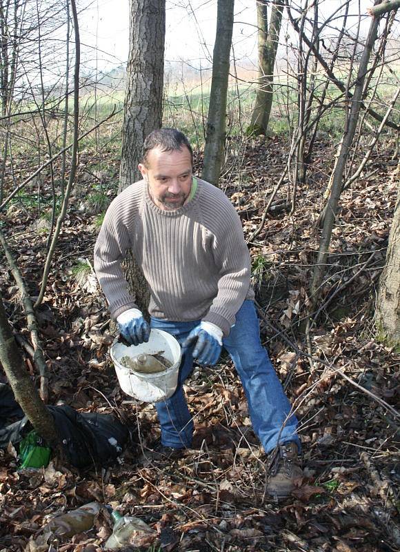 Českotěšínští rybáři ve spolupráci s dobrovolníky začali v sobotu s jarním úklidem kolem Hrabiňské přehrady.