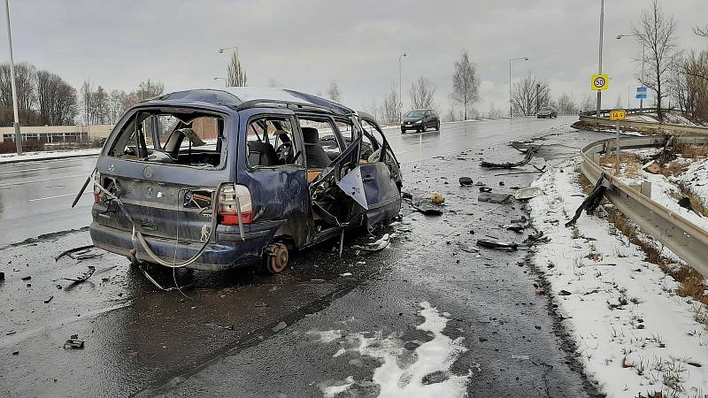 U autobusové zastávky u Dolu ČSA stojí už několik týdnů nepojízdné auto.