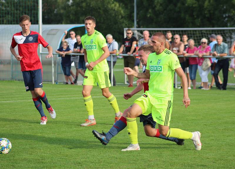 Karvinští fotbalisté (zelenkavé dresy) postoupili v domácím MOL Cupu do třetího kola. Sympaticky bojující Hlubinu z krajského přeboru porazili 6:0.