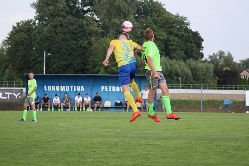 Fotbalisté Petrovic (v zeleném) na úvod krajského přeboru vyhráli nad Datyněmi 3:1.