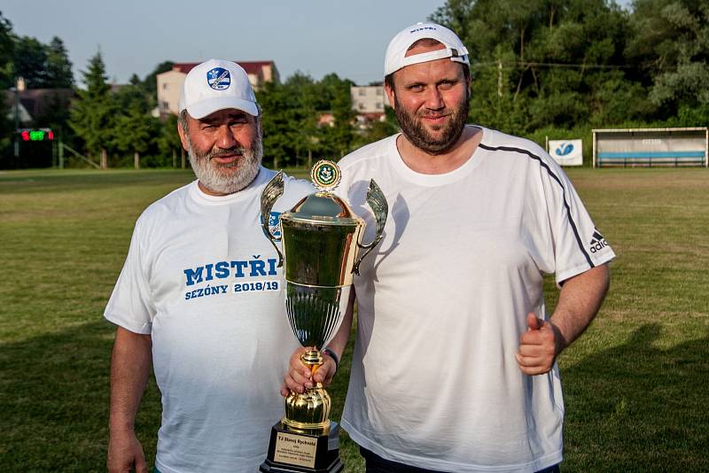 Představitelé Slavoje obdrželi krásný pohár za vítězství.