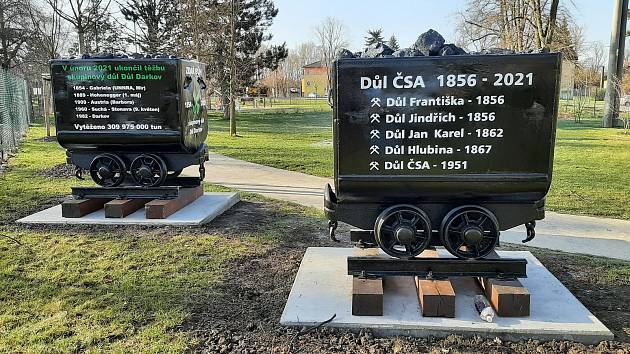 V parku v centru Stonavy přibyly dva symbolické vozíky s uhlím, které se vytěžilo v dolech Darkov a ČSA, které byly letos uzavřeny.