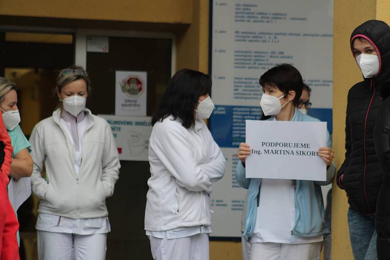 Snímky z lednového protestu zdravotníků před třineckou nemocnicí, kteří nesouhlasí s odvoláním ředitele nemocnice Martina Sikory.