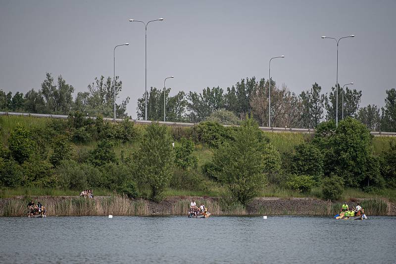 Závody dračích lodí na Vrbickém jezeře, 5. června 2021.