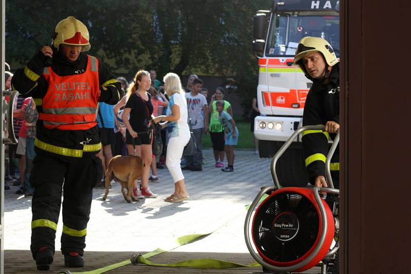 Požární cvičení v ZŠ Karoliny Světlé v Havířově-Podlesí. 