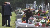 Stovky lidí i na Karvinsku zamířily o tomto víkendu na hřbitovy. Důvodem byl svátek Památka zesnulých neboli Dušičky.