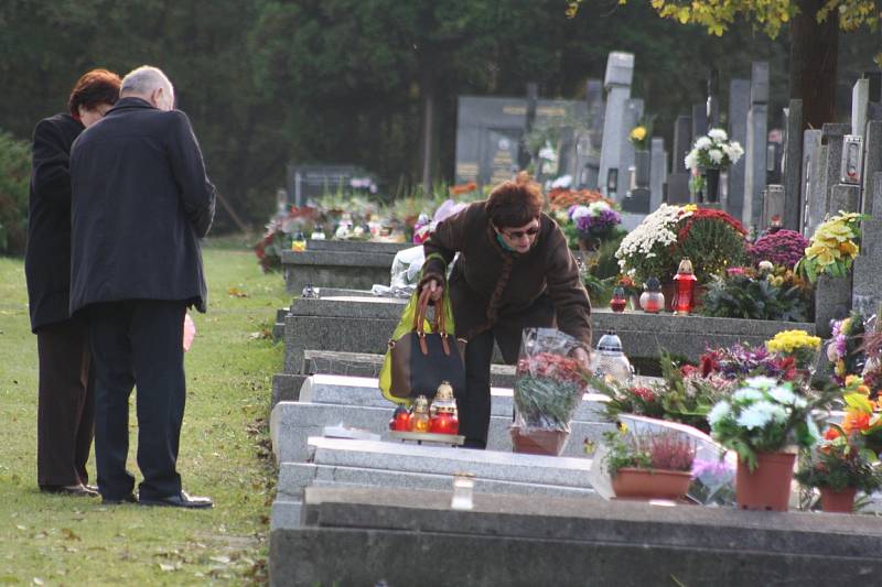 Stovky lidí i na Karvinsku zamířily o tomto víkendu na hřbitovy. Důvodem byl svátek Památka zesnulých neboli Dušičky.