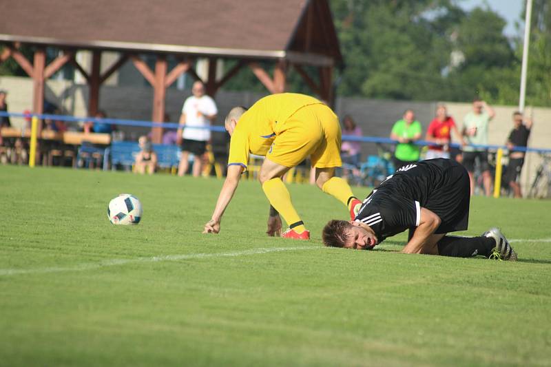 V sousedském derby šlo o hodně. Lutyni (ve žlutém) nakonec remíza 1:1 se Záblatím stačila k postupu do I.A třídy.