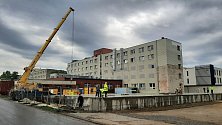 Montáž nového pavilonu Karvinské hornické nemocnice, duben 2024.