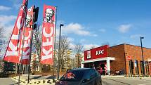 Třetí den provozu nového karvinského KFC. Prázdno u okének nebývá, právě naopak.