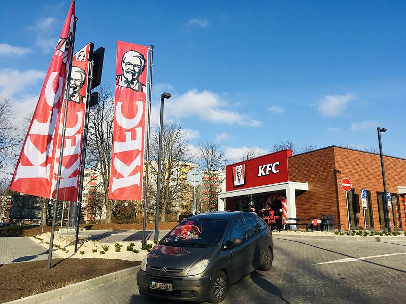 Třetí den provozu nového karvinského KFC. Prázdno u okének nebývá, právě naopak.