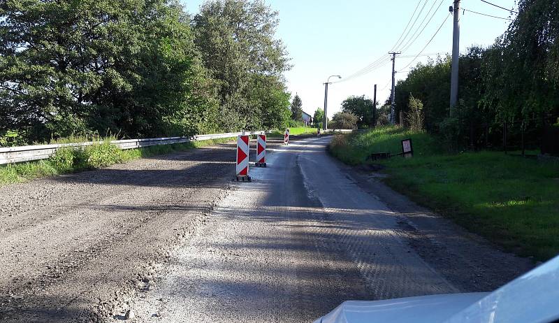 Michálkovická ulice spojující Ostravu-Michálkovice a Rychvald je rozkopaná, opravuje se. Průjezdná je, ale řidiče zbrzdí dva semafory.