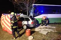 Tragická dopravní nehoda osobního automobilu s autobusem v Chrpové ulici v Havířově-Šumbarku. 