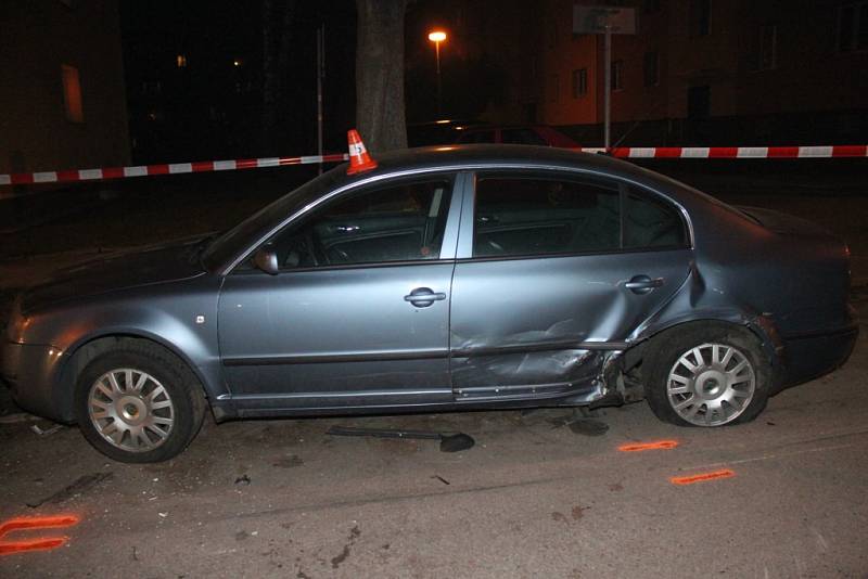 Řidič jízdou v ulici poškodil několik zaparkovaných automobilů. 