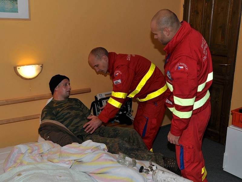 Rescue pohár ředitele Záchranné služby MSK. Havířovská posádka při plnění soutěžního úkolu. 