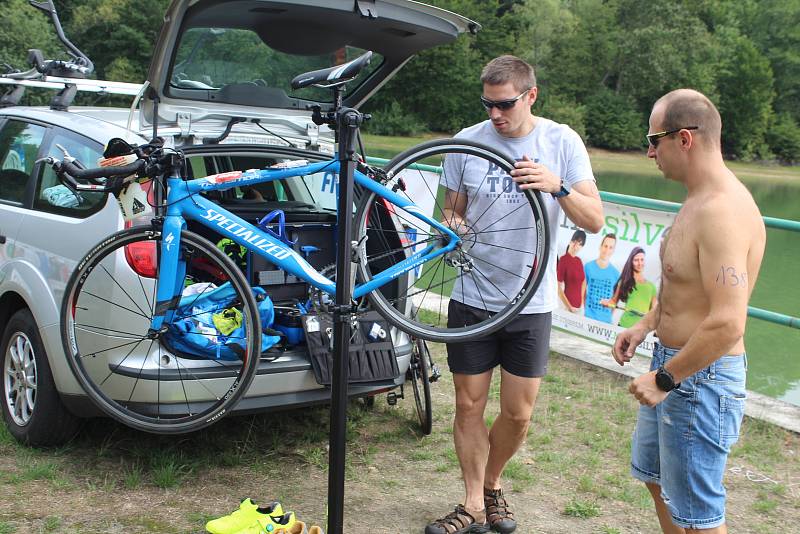 Přátelská a příjemná atmosféra a vynikající sportovní výkony na trati. Takový byl letošní Albrechtický triatlon, kde krom dospělých startovaly i dětské kategorie.