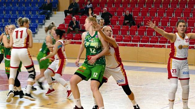 Basketbalistky Havířova (v bílém) se výrazně přiblížily startu v play off.