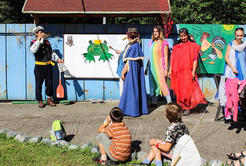 Příď, záď, záchranná vesta a pozor na pádlo! Součástí úterní akce na rybníku Gliňoč byla i hravá přednáška o základech vodáctví.