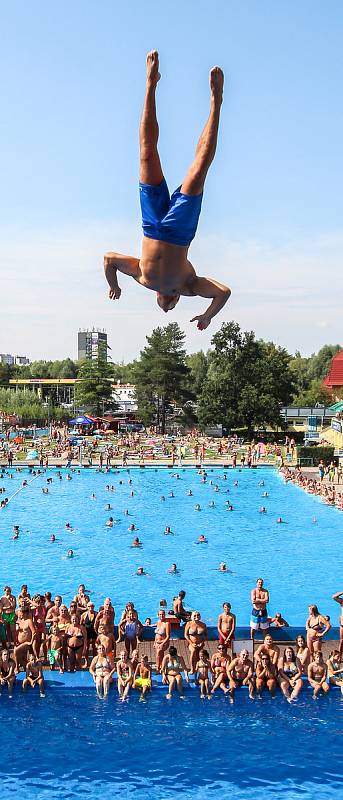 Soutěž ve skocích do vody ze tří, pěti a desetimetrové výšky na koupališti v Havířově.