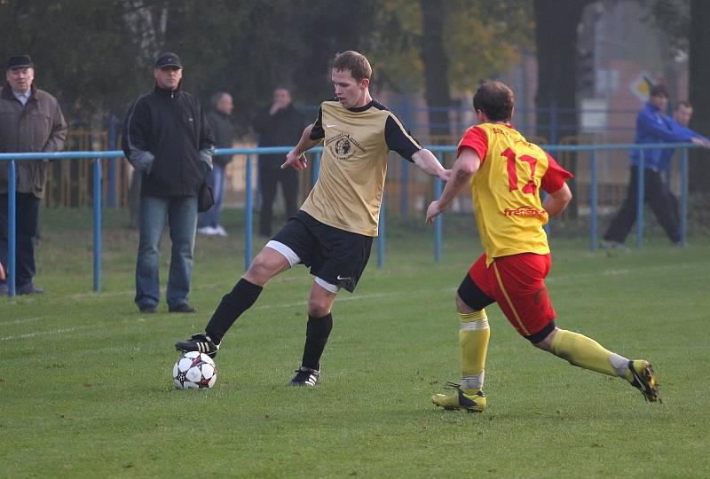 Bohumínští fotbalisté (v béžovém) vytěžili ze závěrečného podzimního duelu aspoň bod.