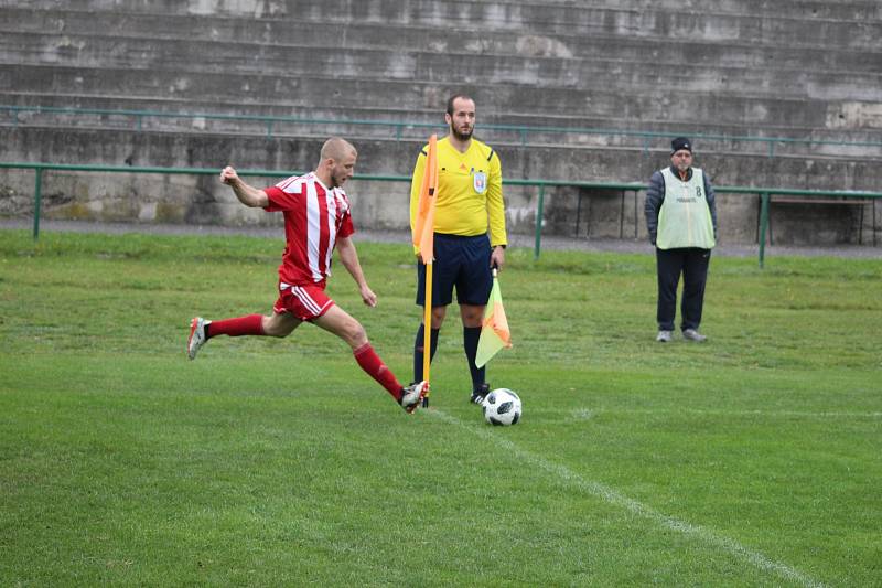 Orlovští fotbalisté (v červeném) si poradili s Jablunkovem.