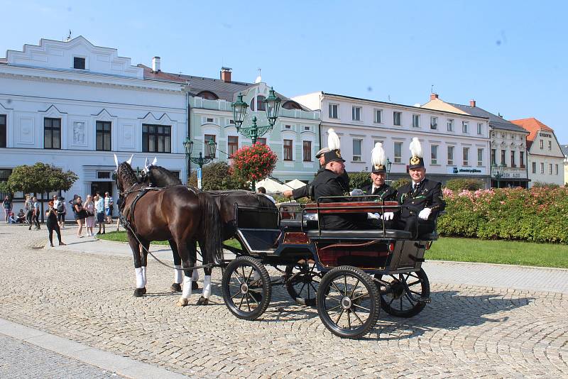 Před karvinským zámkem byly k vidění vzácné historické kočáry.