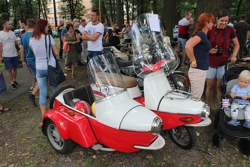 Do Bohumína se v sobotu 3. srpna 2019 sjelo na 122 historických vozů na setkání řidičů starých aut a motocyklů, které pořádal Veteran car club Ostrava.