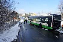 Profesionální hasiči během čtvrtečního dopoledne 18. března linkové autobusy v souvislosti se sněhem či námrazou. Zásah v Havířově.