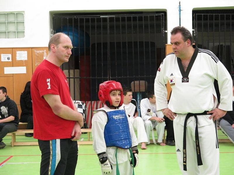 V tělocvičně Základní školy 1. máje si v sobotu dali sraz mladí sportovci, vyznavači korejského bojového umění taekwondo.