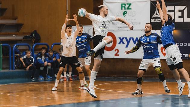 Karvinští házenkáři v prvním čtvrtfinále play-off extraligy porazili Jičín 34:24.
