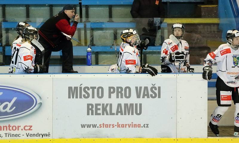 Karvinské hokejistky (v bílém) proti Slavii.