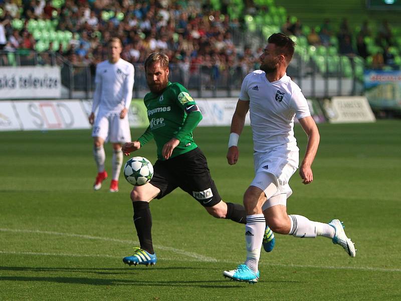 Tomáš Wágner (v bílém) v souboji s jabloneckým kapitánem Tomášem Hübschmanem.