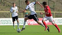 Karviná (v bílém) porazila hladce Pardubice 3:0.