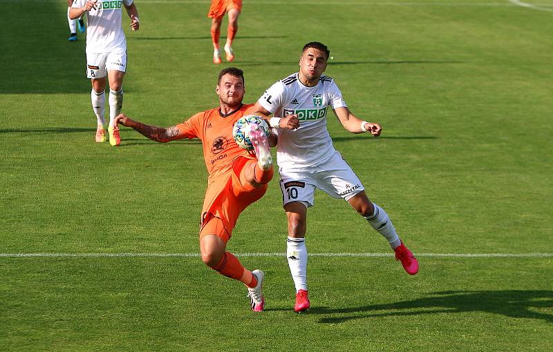 Z utkání posledního kola základní části Karviná - Mladá Boleslav (v oranžovém).