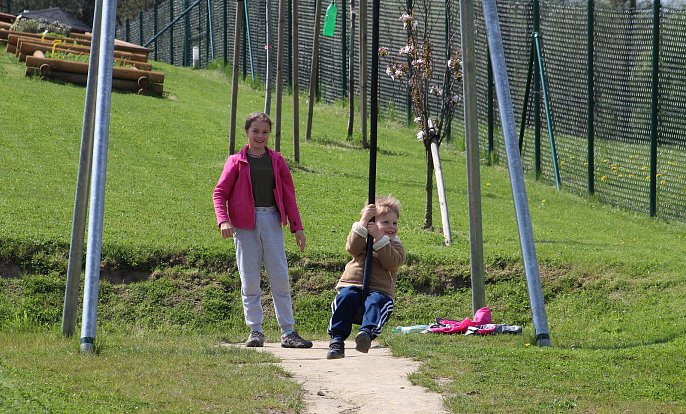 Zábavu dětem a pohodu dospělým nabízí Park Dakol v Petrovicích u Karviné. Velkou atrakcí je bezesporu mini zoo, kde si děti mohou zvířata vzít i do ruky.