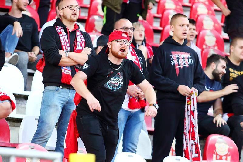 Fotbalisté Karviné (v bílém) zvládli zápas v Brně 2:0.