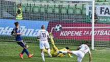 Fotbalisté Karviné (v bílém) získali tři body, když porazili Jihlavu 2:0.