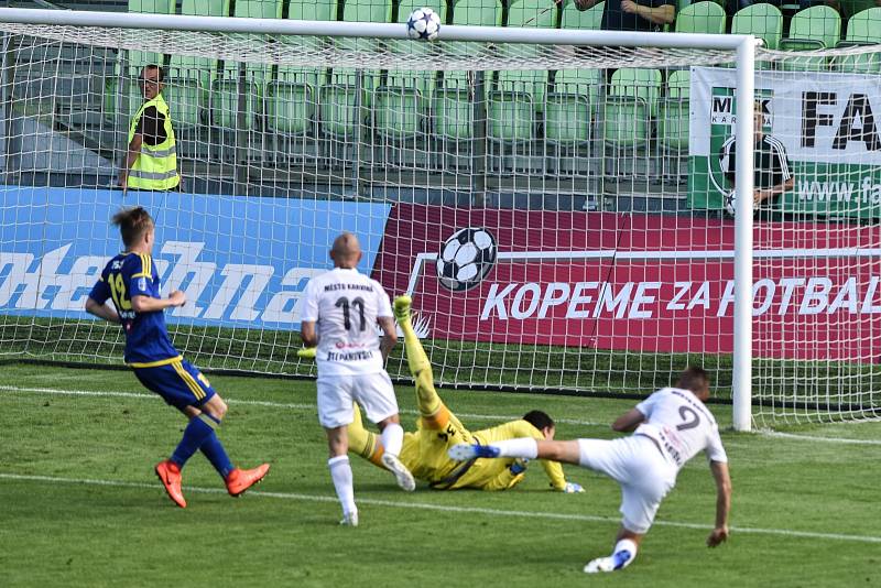 Fotbalisté Karviné (v bílém) získali tři body, když porazili Jihlavu 2:0.