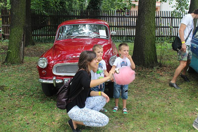 Do Bohumína se v sobotu 3. srpna 2019 sjelo na 122 historických vozů na setkání řidičů starých aut a motocyklů, které pořádal Veteran car club Ostrava.