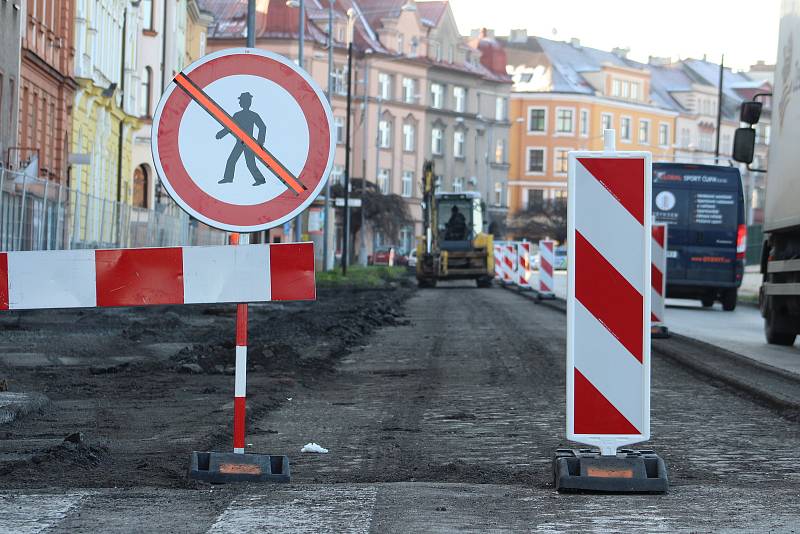 Po Nádražní ulici v Českém Těšíně se jezdí jednosměrně. Začala tam revitalizace a přeměna v částečnou pěší zónu. Práce potrvají do podzimu.