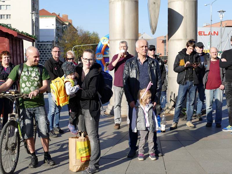 Velikonoční městečko na náměstí Republiky v Havířově, čtvrtek 18. dubna odpoledne.