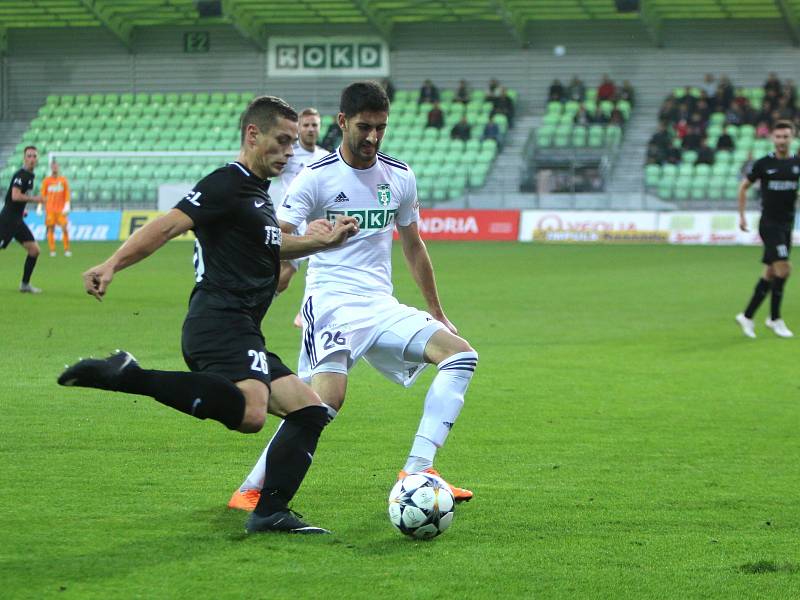 Souboj šestadvacítek. Karvinský Bojan Letić (v bílém) se snaží zastavit jabloneckého Tomáše Holeše v osmifinále MOL Cupu.