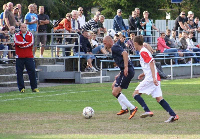 Fotbalové derby mezi Dětmarovicemi (v modrém) a Orlovou vyhráli domácí.