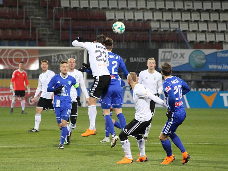 Karvinští fotbalisté (v bílém) uhráli v Olomouci bod.