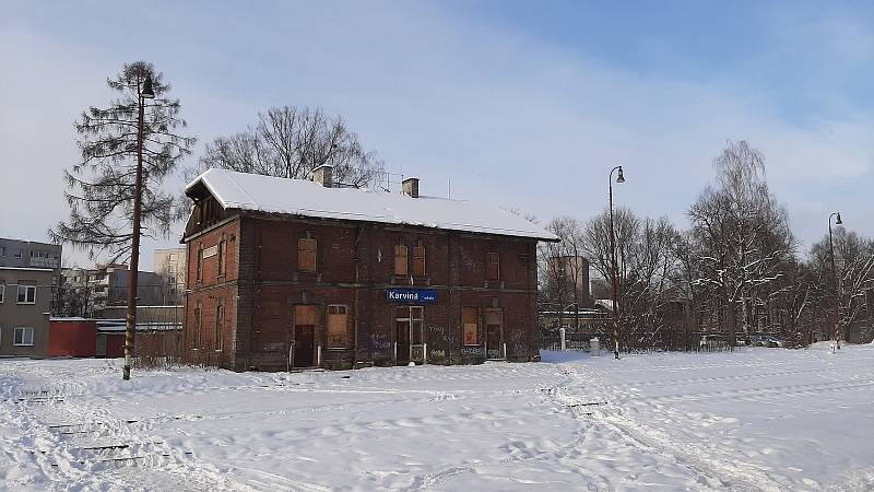 Chátrající budova vlakového nádraží v Karviné-Novém Městě.