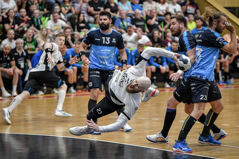 Finále play off házenkářské extraligy mužů. Karviná porazila Plzeň (v modrém), atmosféra v hale byla vynikající.