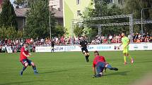 Karvinští fotbalisté (zelenkavé dresy) postoupili v domácím MOL Cupu do třetího kola. Sympaticky bojující Hlubinu z krajského přeboru porazili 6:0.