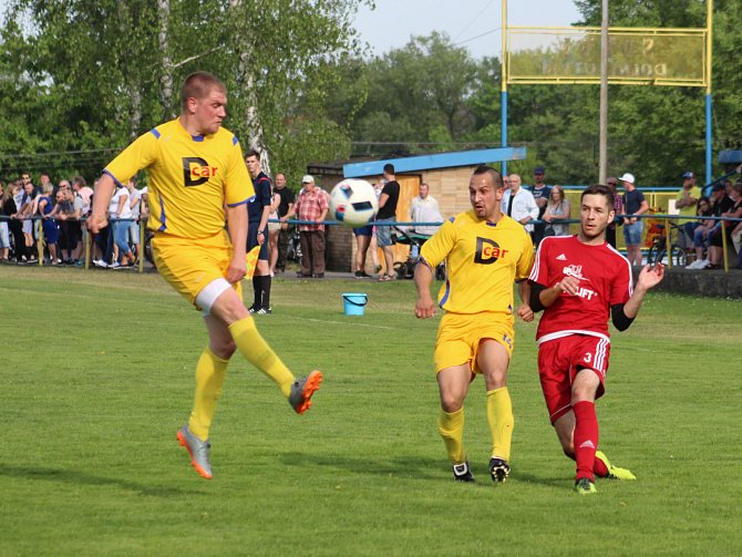 V obecním derby se radovali fotbalisté Dolní Lutyně (ve žlutém), kteří přehráli Věřňovice těsně 1:0.